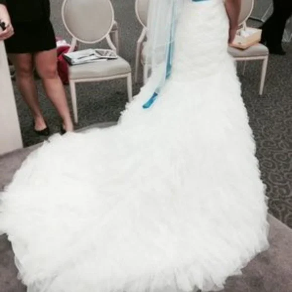 Signature Galina Wedding dress & Accessories - Picture 7 of 8